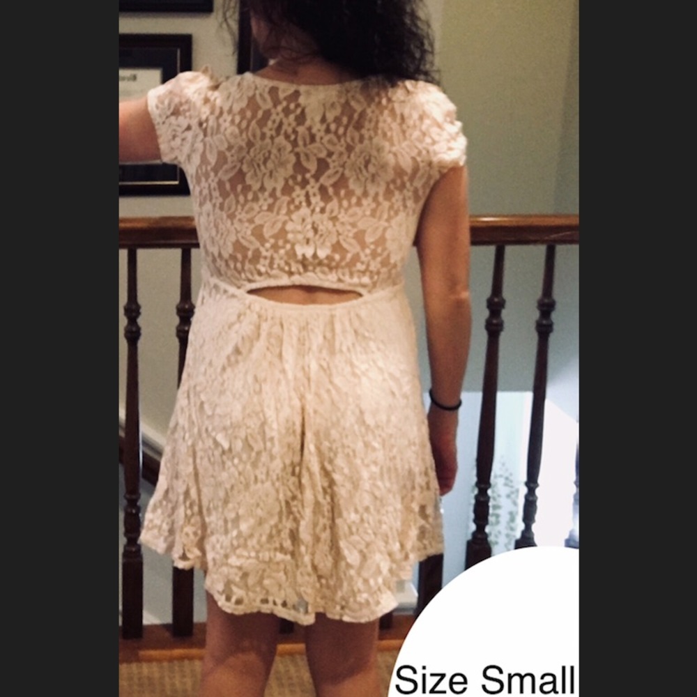 Lace dress with keyhole back